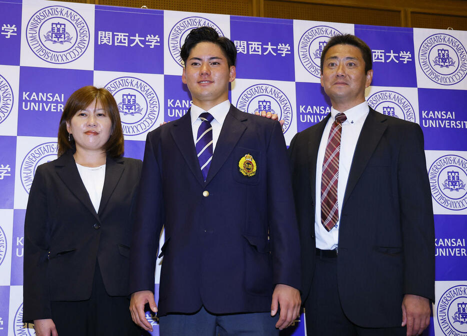 中日から1位指名を受け、父雄一さん（右）、母淳子さんと写真に納まる関大・金丸（撮影・藤尾明華）