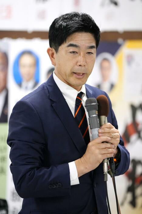 比例復活もならず、敗戦の弁を述べる自民党の牧原秀樹法相＝28日未明、さいたま市