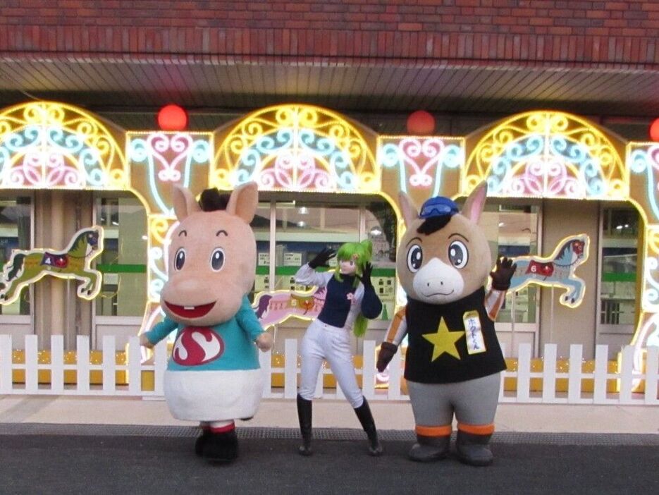 （左から）パッカルくん、さがのうまこ、イベントで来場していたホッカイドウ競馬のホクトくん