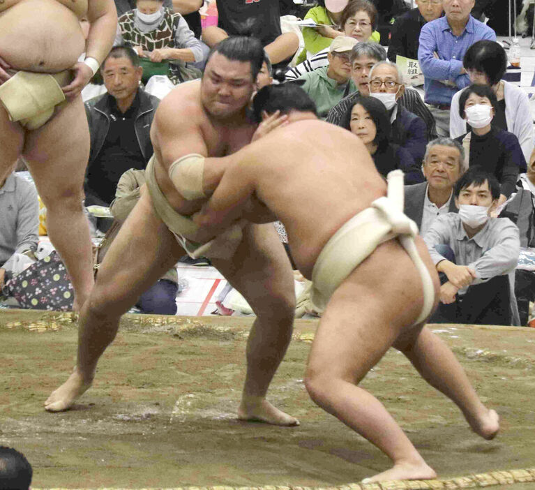 申し合い稽古をする霧島