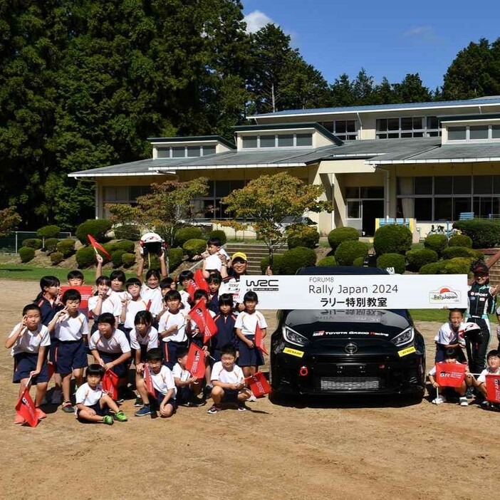 新城市立鳳来寺小学校で行われた「ラリー教室」には児童、保護者など約70名が参加した。