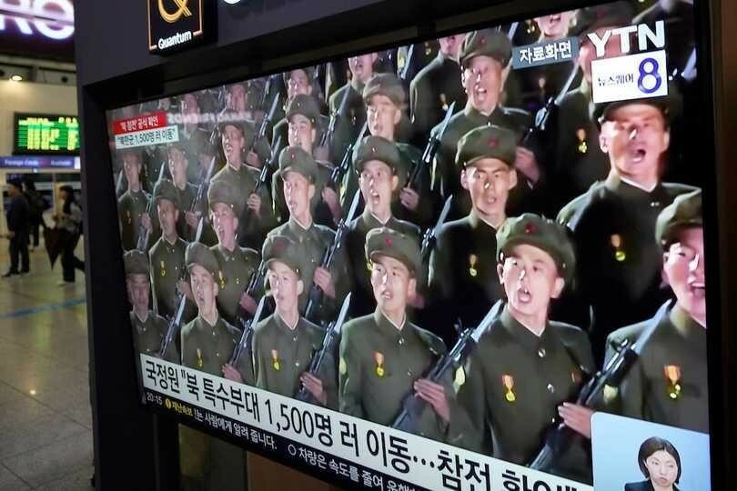 韓国の駅のスクリーンには、北朝鮮の軍事パレードの様子が映し出されていた。