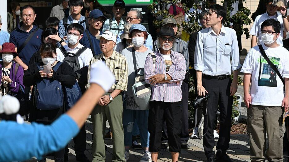 国民民主党の候補者の第一声を聞く人たち＝15日午前、神戸市垂水区（柿平博文撮影）