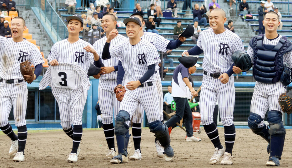 決勝進出を決めた常葉大菊川・大村（左から２人目）の手には背番号３のユニホームがあった（カメラ・伊藤　明日香）