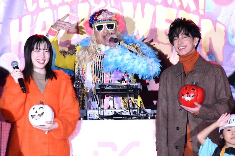 左から永野芽郁、DJ KOO、佐藤健