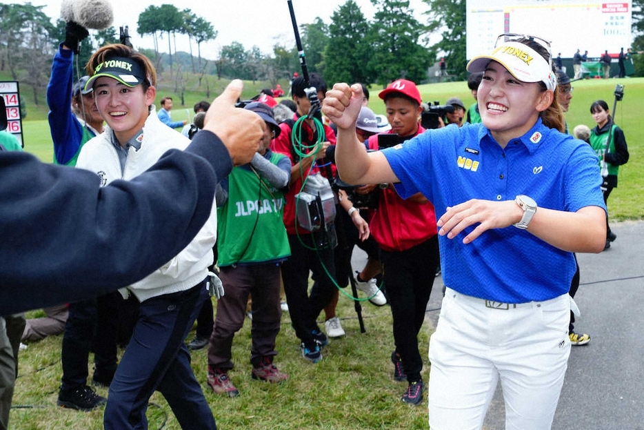 ＜三菱電機レディース・最終日＞優勝し笑顔を見せる岩井千怜（右）と祝福する岩井明愛（撮影・西尾大助