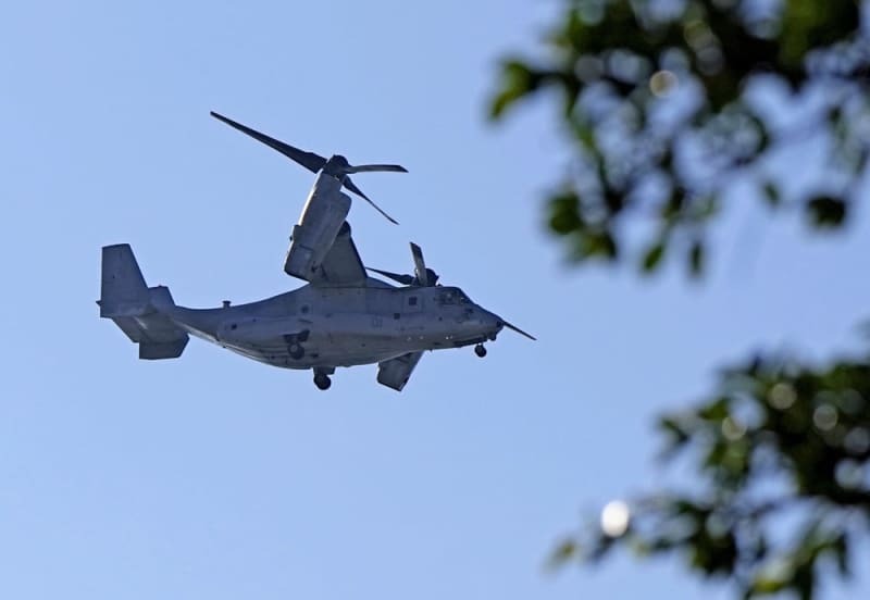 沖縄県宜野湾市の上空を飛ぶ米海兵隊ＭＶ２２オスプレイ＝８月