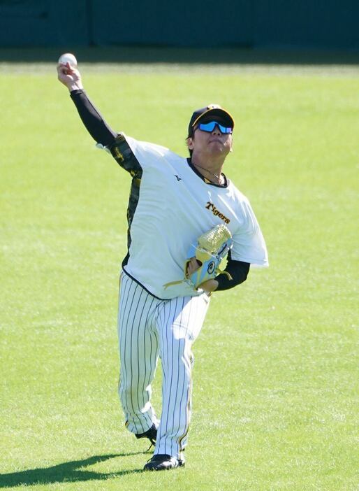 キャッチボールする村上頌樹＝甲子園球場（撮影・榎本雅弘）