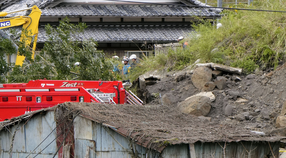 家屋が巻き込まれた宮崎県延岡市の土砂崩れ現場＝23日午後