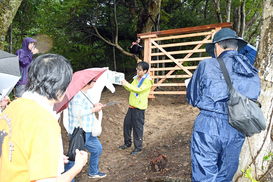 木戸について説明する金子さん＝南房総