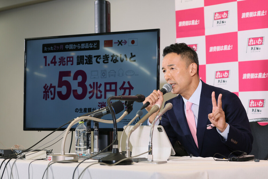 開票センターで取材に応じるれいわ新選組の山本太郎代表＝２７日午後、東京都新宿区