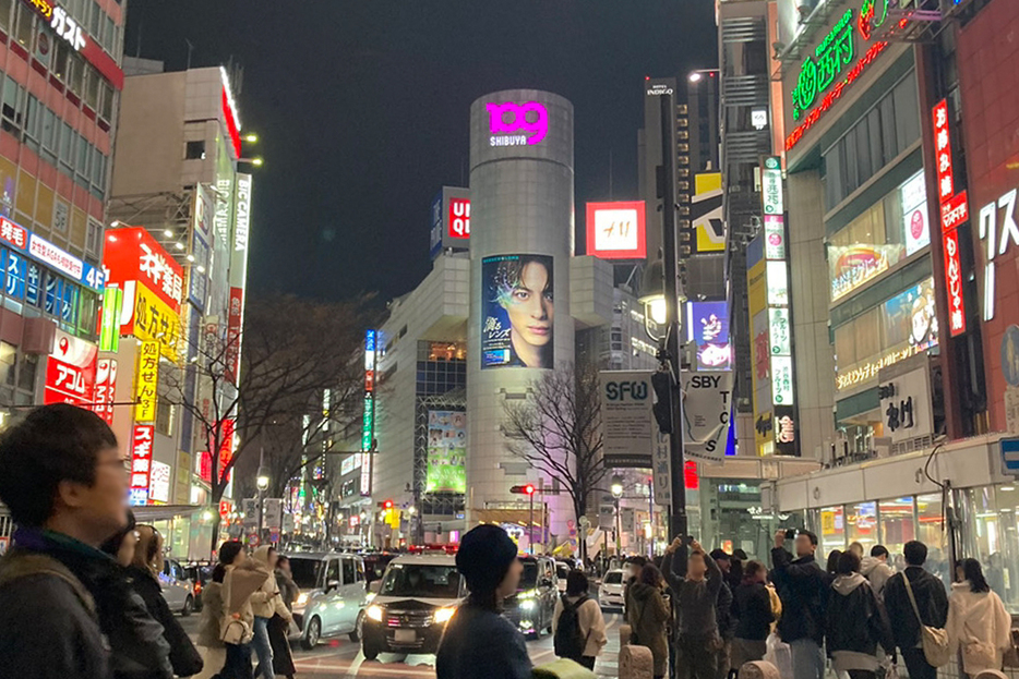 夜の渋谷で横行する迷惑な路上飲酒は改善されるのか。