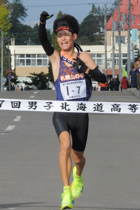 1位でフィニッシュした札幌山の手の三浦清史選手＝滝川市で2024年10月20日午後2時7分、三沢邦彦撮影