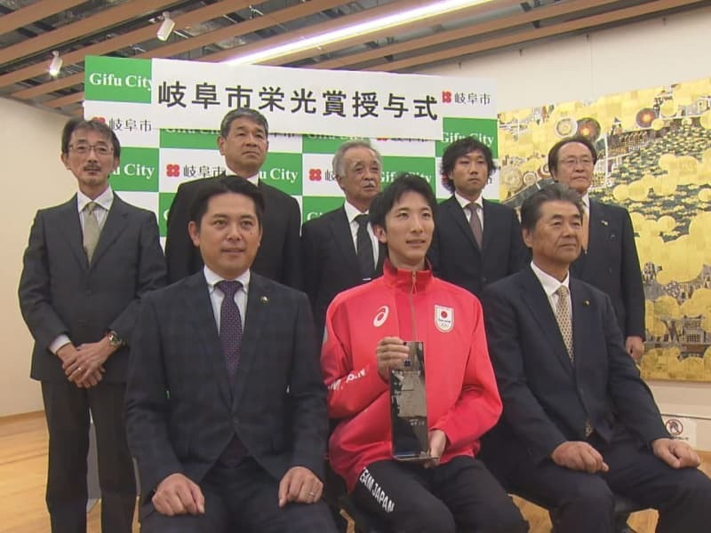 岐阜市栄光賞を授与された走り高跳びの赤松選手（前列中央）＝岐阜市役所