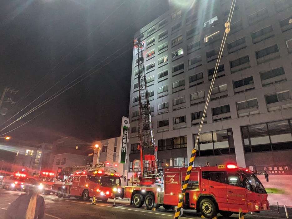 消防隊が活動している現場（札幌市中央区、撮影 視聴者）