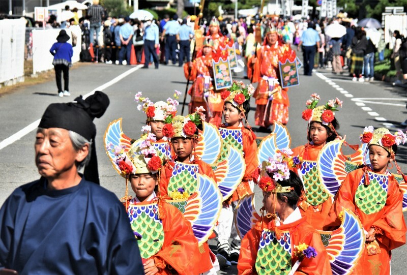 聖武天皇行幸時代絵巻行列に参加した子どもたち＝和歌山市で2024年10月27日午前10時28分、安西李姫撮影