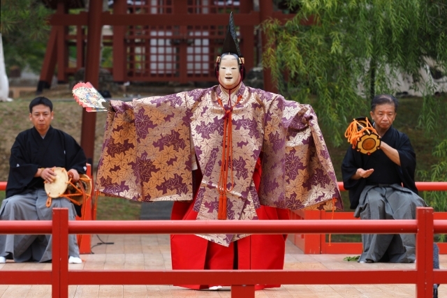 鏡池の特設舞台で演じられた能「源氏供養」=15日、奈良市雑司町の東大寺