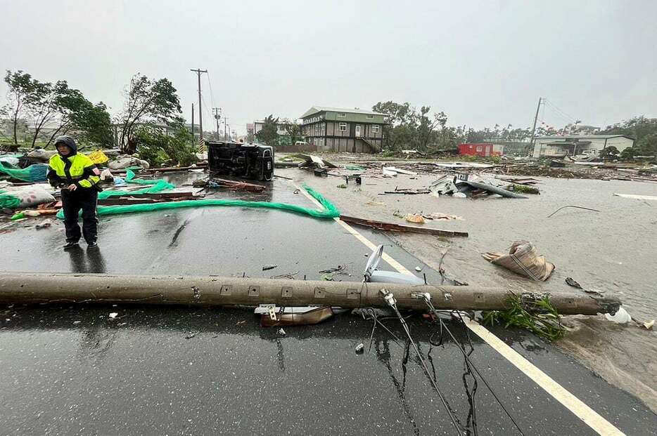 31日、台湾東部・花蓮県で、台風21号の強風により倒れた電柱や横転した自動車（花蓮県消防局提供、AP）