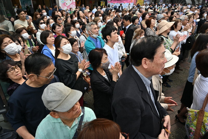 衆院選が公示され、街頭演説に耳を傾ける人たち＝東京都豊島区で2024年10月15日午前10時55分、宮間俊樹撮影