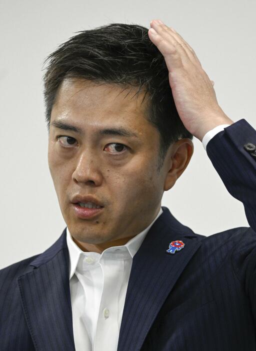 衆院選から一夜明け、取材に応じる日本維新の会共同代表の吉村洋文大阪府知事＝28日午後、大阪府庁