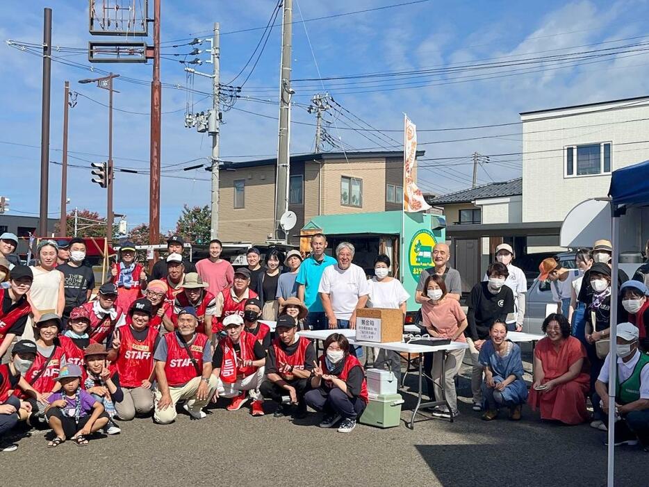 マーケットイベント「つながる青空市」の出店者とスタッフ（写真は2023年）