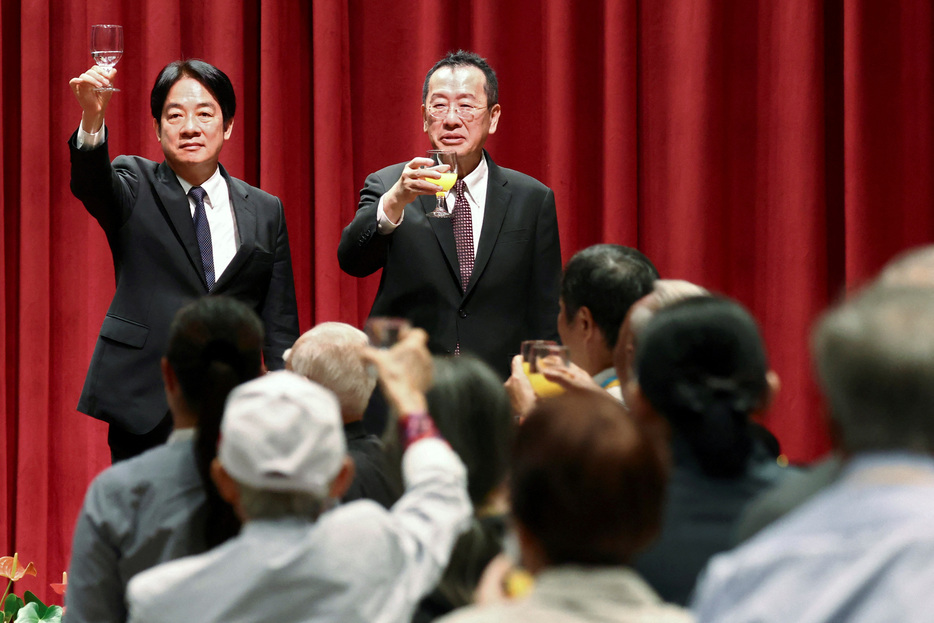 　１０月２５日　台湾の頼清徳総統（写真左）は、中華民国国軍が中国人民解放軍を破った戦闘「古寧頭戦役（金門の戦い）」から７５周年を迎えた２５日、中国大陸に近い金門群島を訪れ、われわれは自由と民主を大切にしており、いかなる「外部勢力」も台湾の未来を変えることはできないと述べた。写真は２５日、金門群島で撮影（２０２４年　ロイター／Annabelle Chih）