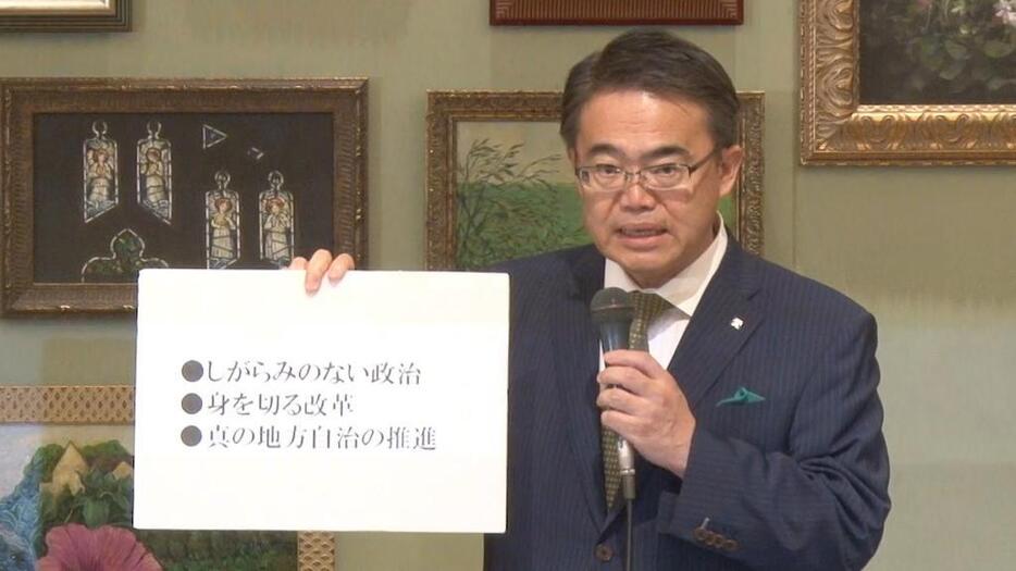 「三都物語」で3知事そろって会見した大村知事だったが、この後、希望の党とは距離を置く考えを表明した＝9月30日、大阪市内