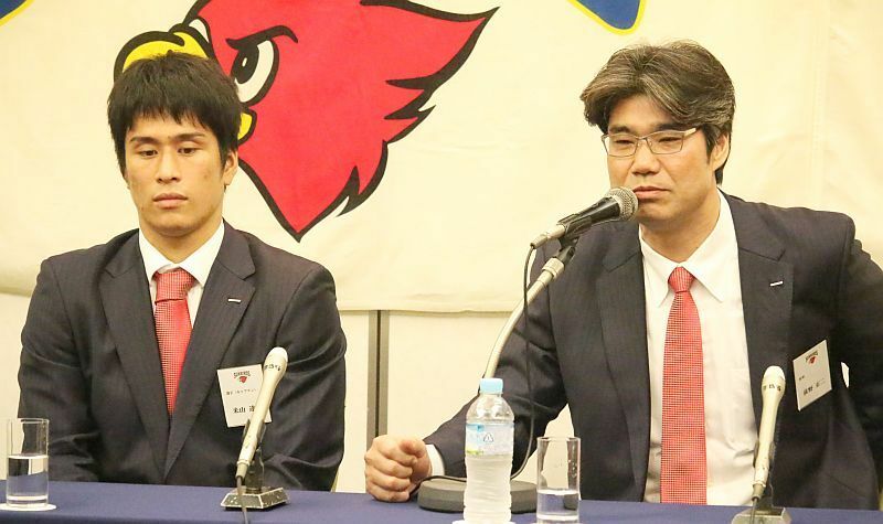 ［写真］チーム状況を語る（左から）米山達也キャプテン、荻野正二監督＝13日夜、大阪市北区で（撮影：柳曽文隆）