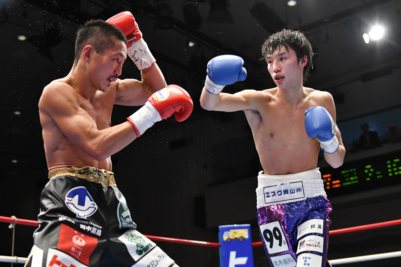 羽生似の挑戦者、丸田陽七太（右）は、王者の大竹のキャリアに牛耳られた（写真・山口裕朗）