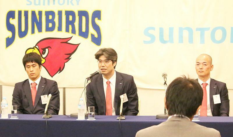 ［写真］会見で今シーズンへの意気込みを語る（左から）米山達也キャプテン、荻野正二監督、清水雅之GM＝13日夜、大阪市北区で（撮影：柳曽文隆）