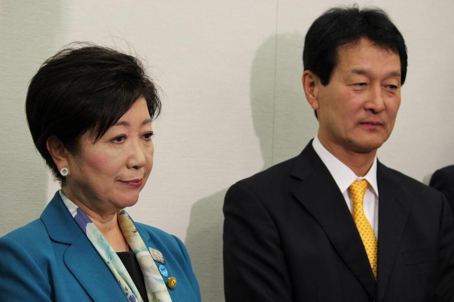 [写真]両院議員総会後に取材に応じる小池代表（左）と大島氏