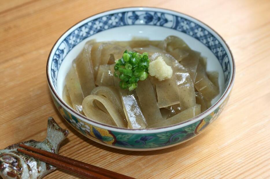 ネギやショウガをのせ、しょう油やポン酢をかけて食べる博多の郷土料理「おきゅうと」（撮影：秋吉真由美）