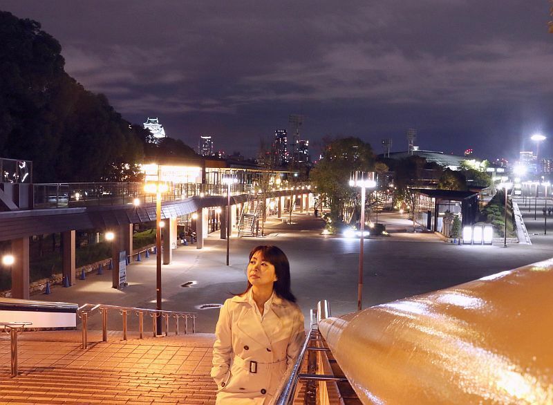 [写真]ある公園利用者は「JO-TERRACE OSAKA（写真後方）が出来て明るく歩きやすくなった」と話していた。大阪城や梅田のビルも見える＝大阪市中央区で（撮影：柳曽文隆）