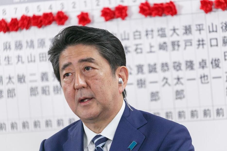 [写真]大勝した自民党総裁の安倍首相。テレビ各社とのインタビュー中、ほとんど笑顔はなかった（Rodrigo Reyes Marin/アフロ）