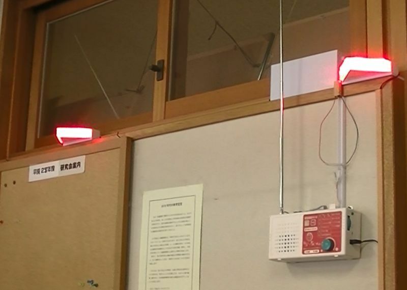 [写真]授業中は緊急地震速報が聞こえるが、休憩時間は聞こえないという課題解決のために視覚による警告サインを設置した