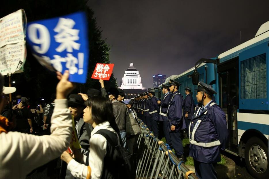 [写真]2015年9月、安保関連法案の採決を前に、国会前では法案に反対する市民らのデモが連日繰り広げられた（Yuriko Nakao/アフロ）