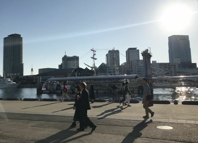 [写真]照りつける太陽と暑さ、神戸の海辺は夏が戻ってきたような雰囲気だった＝9日午後4時すぎ、兵庫県神戸市で（撮影：柳曽文隆）