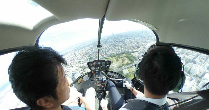 [写真]大阪市内を飛ぶヘリコプター操縦席の後ろから撮影。正面にはあべのハルカス、下には難波旧跡などもみえる＝大阪市中央区で（撮影：柳曽文隆）