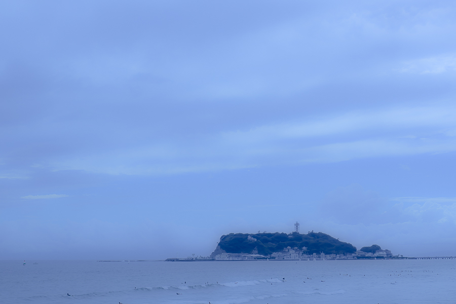 ドラマの中にも登場する七里ヶ浜からみた江の島の風景（撮影：志和浩司）