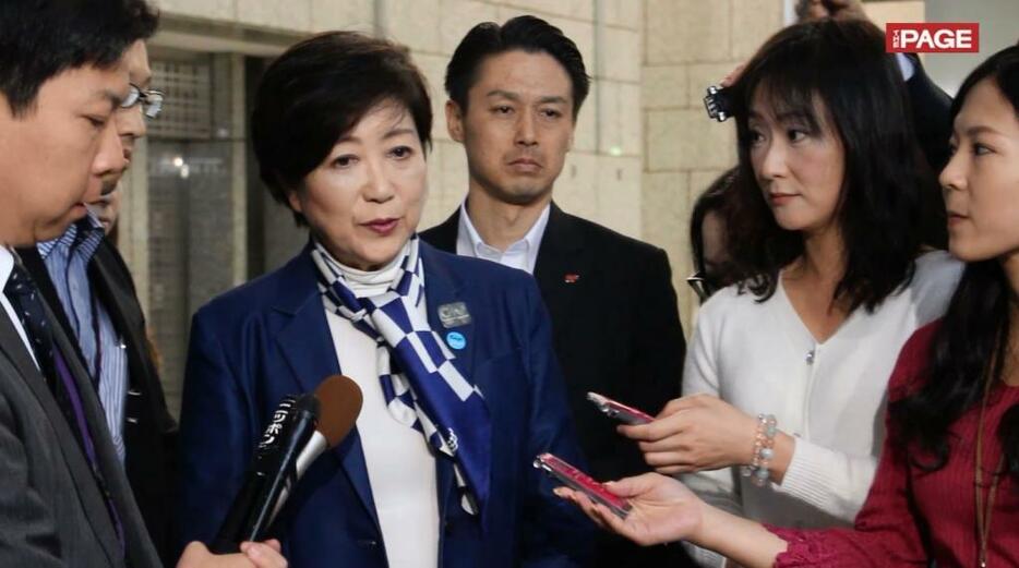 [画像]ぶら下がり会見に応じる小池代表