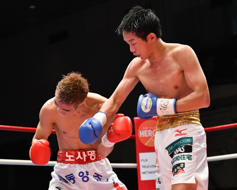 ロンドン五輪銅メダリスト、清水（右）のショートの右がヒット。5ラウンドTKO勝利で東洋のベルトを巻いた。（写真・山口裕朗）