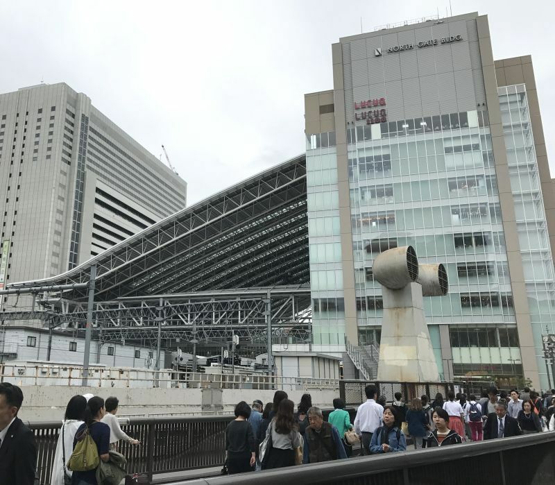 [写真]ぐずついた天気に気温も一気に下がったため、長そで姿の人も増えた＝12日午前、大阪市北区で