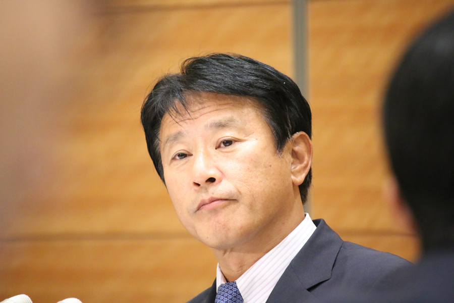 [写真]両院議員懇談会後に会見する樽床氏