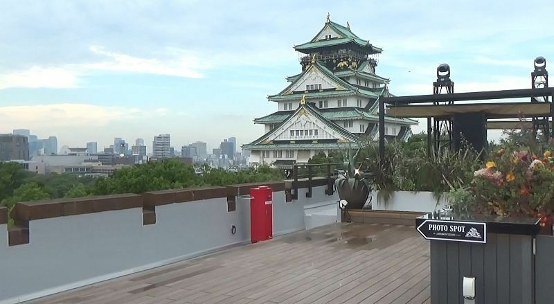 [写真]屋上テラスからは迫力の大阪城天守閣を望める。旧日本陸軍庁舎だったとは思えない変わりようだ＝大阪市中央区で（撮影：岡村雅之）