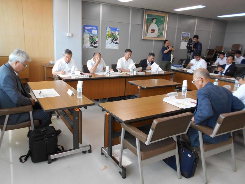 [写真]安全対策で意見を出し合った検討委員会（9月）