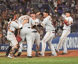 19年9月21日のDeNA戦(横浜)で勝利し、14年オフにキャプテンに就任して以来初のリーグ制覇で喜びを爆発させる