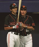 新人年の07年9月6日の中日戦(ナゴヤドーム)、延長12回に代打で出場、高橋聡文からプロ初安打となる中前2点適時打を放つ。写真はその直前、原辰徳監督に何やら耳打ちされる坂本