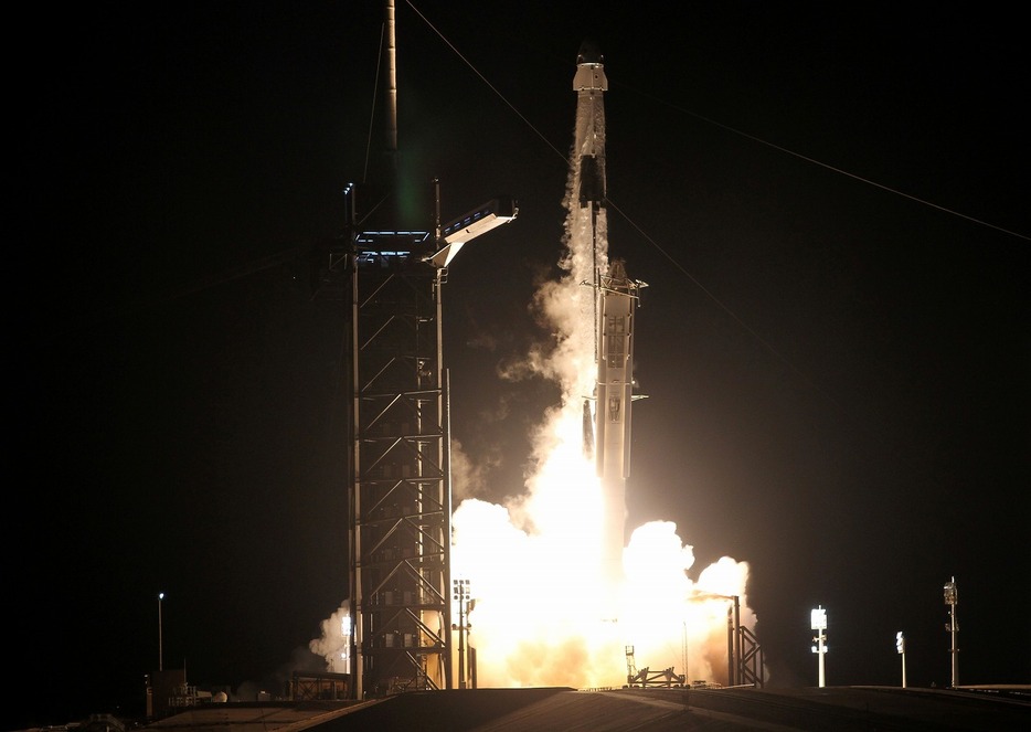 [写真]11月16日午前、NASAケネディ宇宙センターから打ち上げられた「クルードラゴン」（ロイター/アフロ）