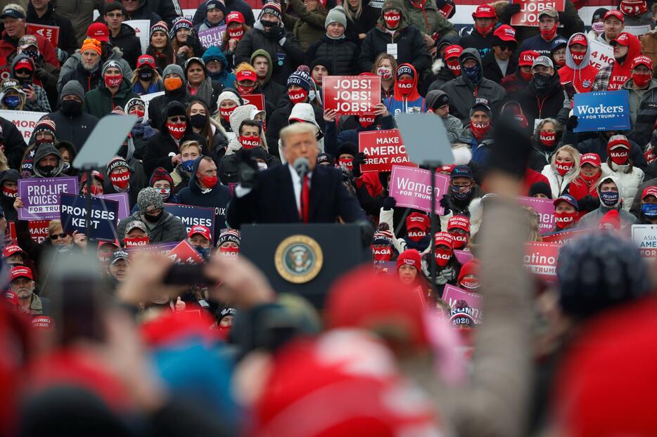 米国ミシガン州で開かれたトランプ大統領（中央）の集会。10月30日撮影（写真：ロイター/アフロ）