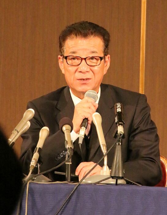 政令指定都市の大阪市を廃止して4つの特別区に再編する、いわゆる「大阪都構想」の賛否を問う住民投票は1日行われ、「賛成」「反対」の二者択一を迫られた大阪市民は「反対」を選んだ。松井市長は会見で任期満了後の引退を表明した＝1日午後11時すぎ、大阪市北区で